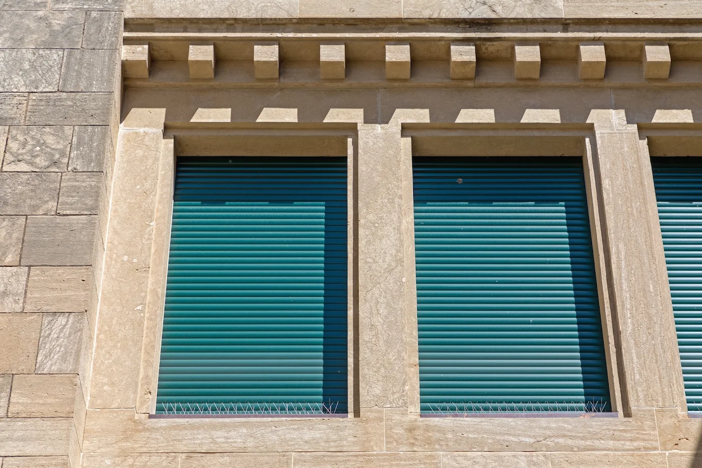 Motorised or Manual Outdoor Blinds: Which Suits You?
